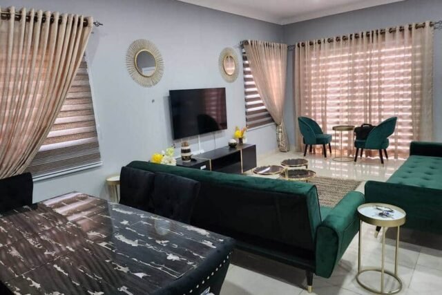 Roomy 3-bedroom luxury house in Tema featuring Netflix and Wi-Fi.