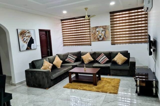 Beautiful upscale 2-bedroom apartment with Netflix and Wi-Fi in Adenta, Accra.